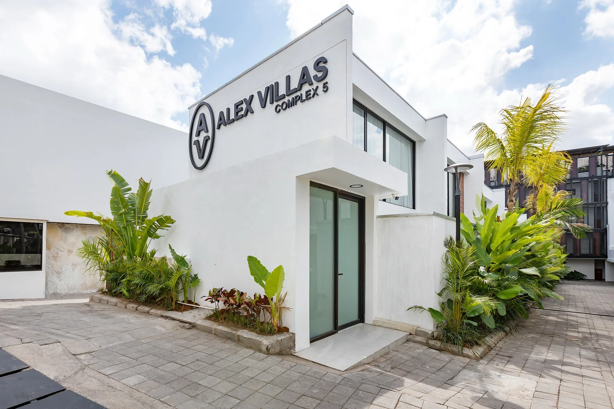 A villa entrance: the white volume with its glazing