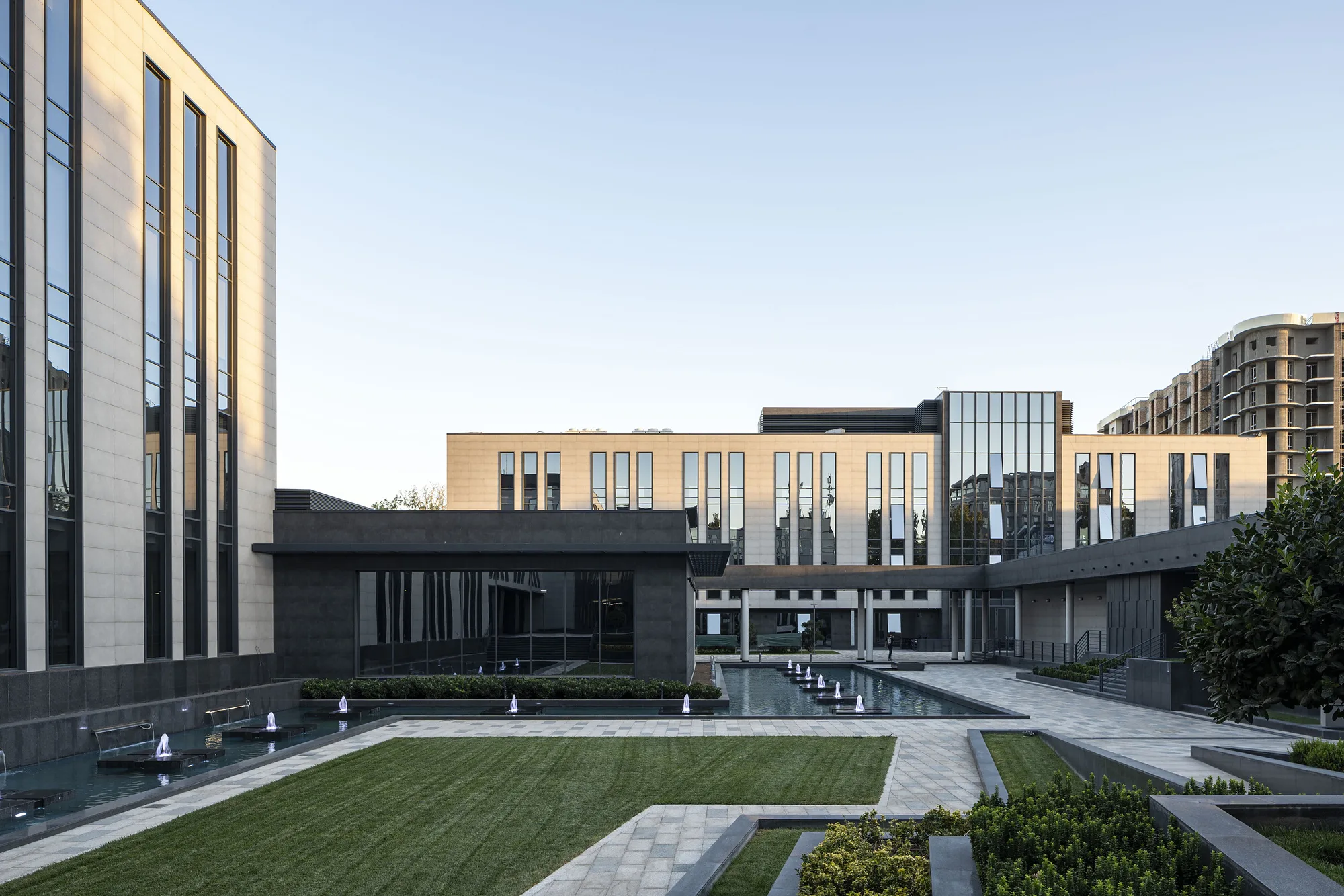 Courtyard of the business centre: a reflecting pool with fountains and lawn between the blocks