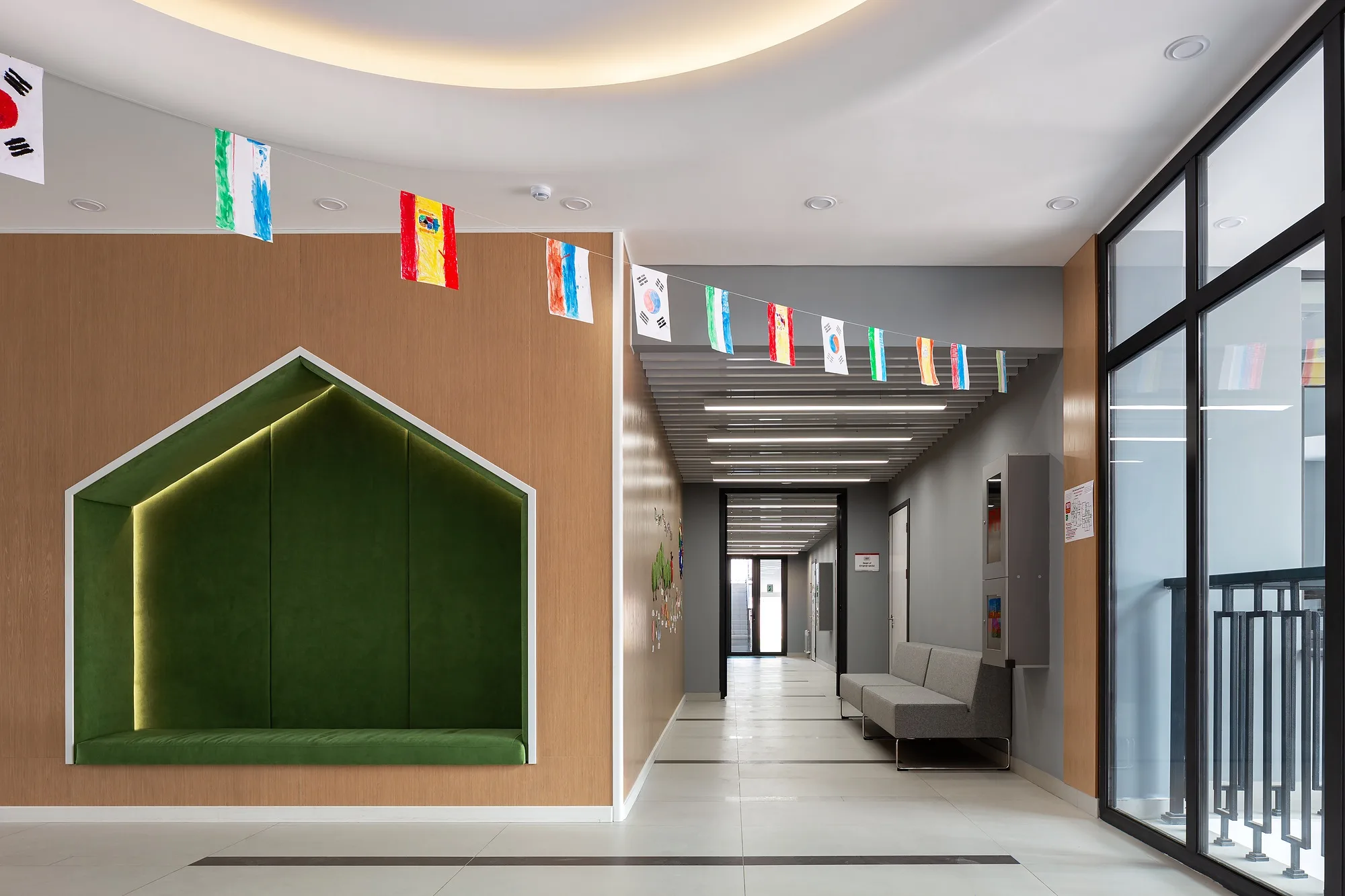 A primary-school corridor with its house-shaped niche