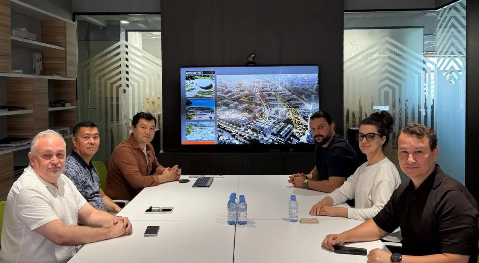A meeting room at SAD: discussing a project at the screen