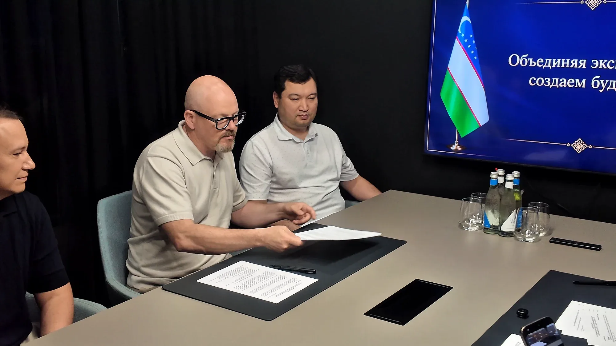 Signing the memorandum: the leaders of SAD and its consortium partners at the negotiating table