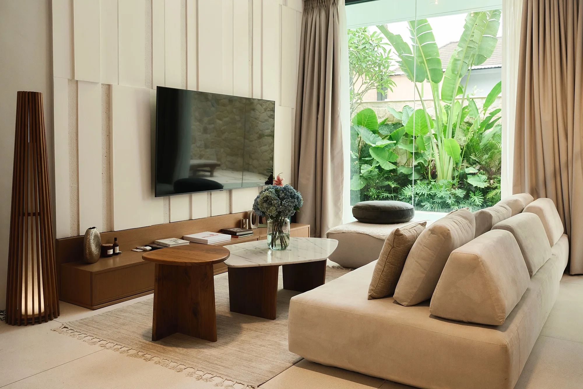 Villa living room opening to the garden: the seating area and full-height glazing