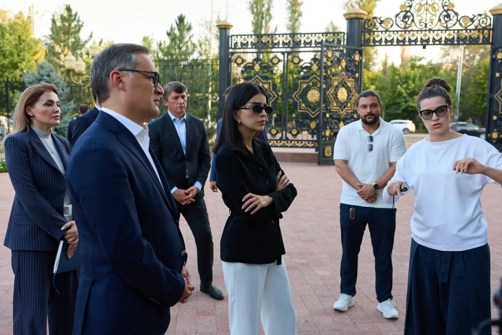 Maria Sultanova presents the concept of merging the parks to Saida Mirziyoyeva at the Oqsaroy gates