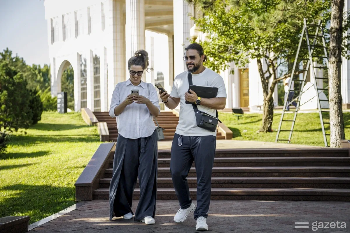 Maria Sultanova and Maxim Oltyan in the park around the Oqsaroy residence in Tashkent