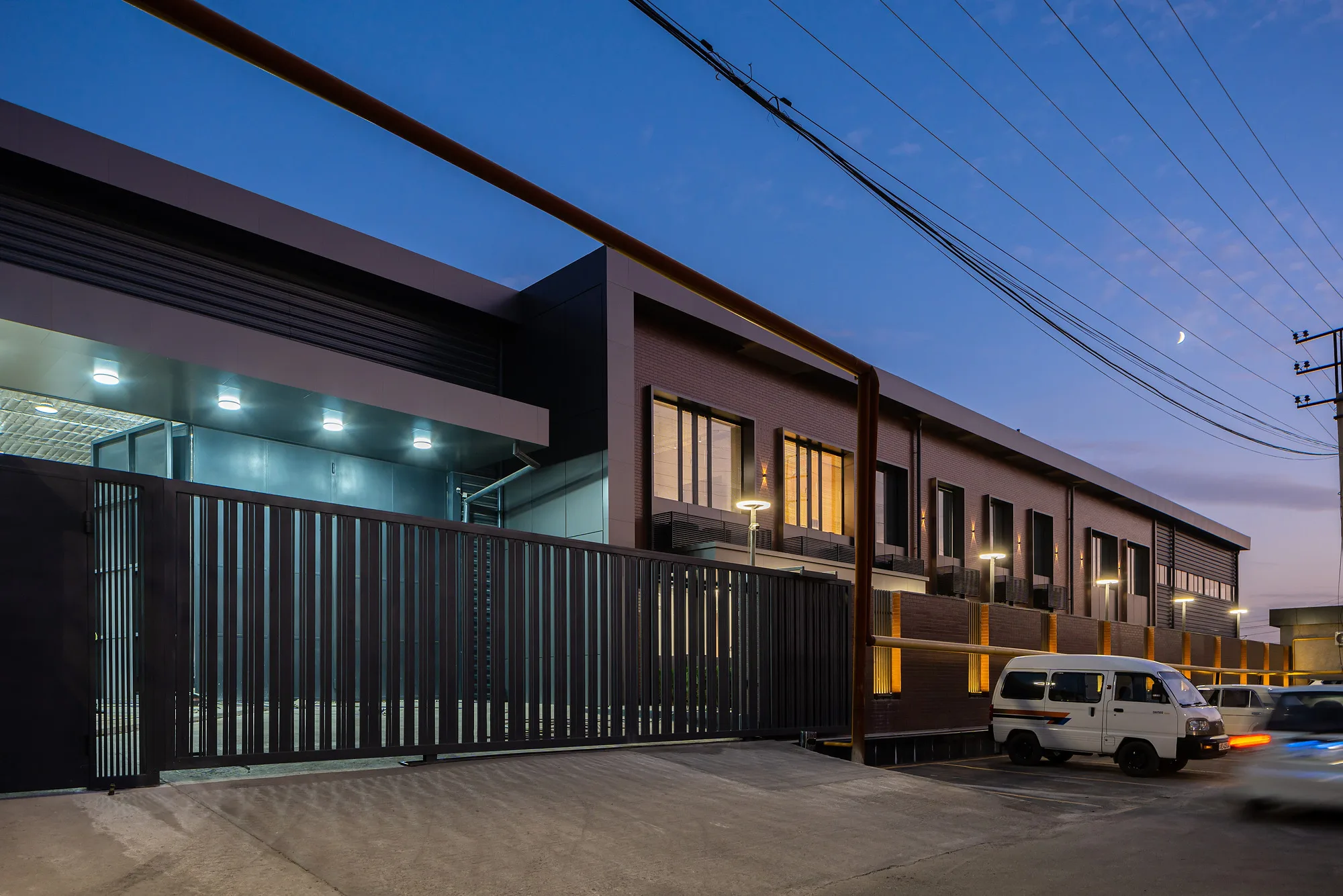Approach to the Poytaxt Group office in Tashkent: the gate, parking and the canopy over the entrance — SAD studio