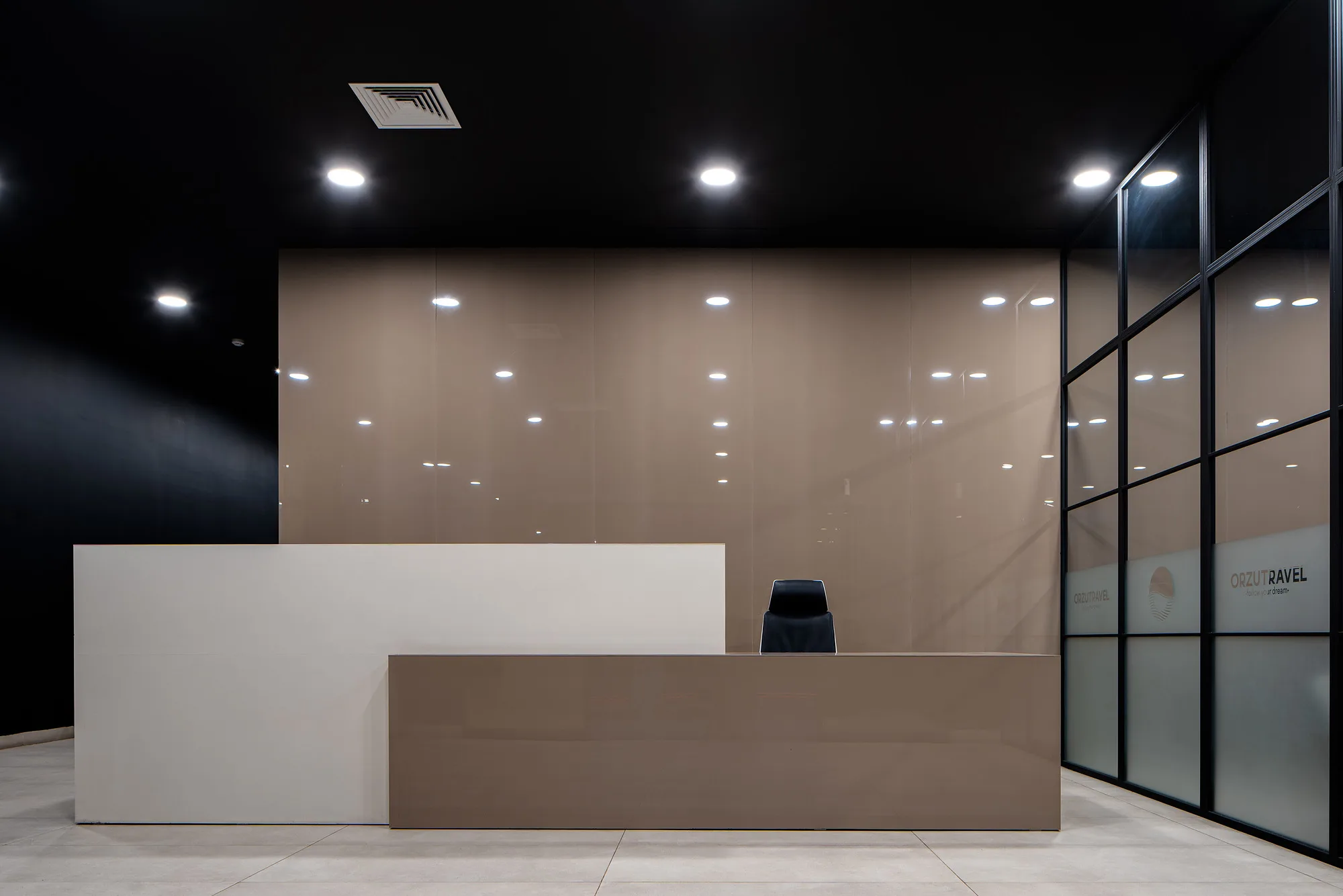 Reception of the SAD studio office in the Sayohat business centre: the desk, a lit wall and a glass partition — SAD studio